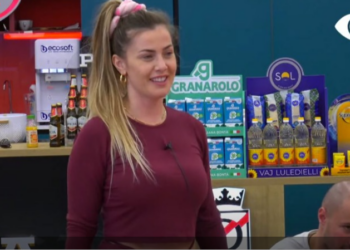 ‘Je shumë e bukur’/ Plas humori me videon e Oltës brenda BBV, ngrihet në këmbë dhe falenderon ‘Shoqatën e të Verbërve’