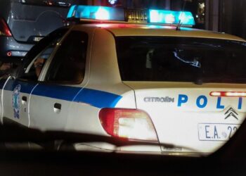 Tentuan të qëllonin me armë ndaj policisë në një lokal nate, arrestohen tre shqiptarët në Greqi
