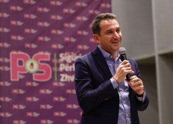 Veliaj nga Rrogozhina: Vulëhumburit e duan Rrogozhinën për të mbushur furgonët e revolucionit; oborrin e partisë e mbushin me Range Rover
