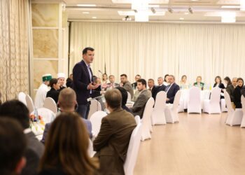 Veliaj shtron Iftar për besimtarët dhe krerët e komunitetit mysliman: Të sillemi gjithmonë si në muajin e Ramazanit