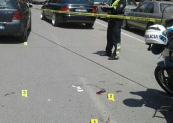 FOTO/ Aksident i frikshëm në aksin ‘Manëz-Gjiri i Lalëzit’: Makina del nga rruga, katër persona të plagosur
