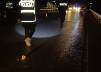 Aksident në Tiranë, makina del nga rruga