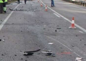 Aksidenti i rëndë/ Përmbyset kamioni në “Rrugën e Kombit”, dyshohet për të vdekur