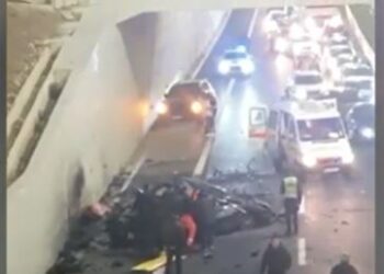 VIDEO/ Aksident i frikshëm pranë TEG-ut. Vdes një vajzë, makinat bëhen copash