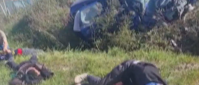 FOTO/ Aksident i frikshëm në aksin 'Manëz-Gjiri i Lalëzit': Makina del nga rruga, katër persona të plagosur