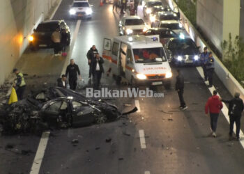 DETAJET/ Makina ra nga Mbikalimi i Saukut nga shpejtësia, vajza doli nga xhami i automjetit