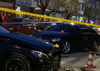 Përplasen dy automjete luksoze në Peshkopi, papërgjegjshmërinë e pëson një këmbësor