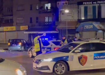 Aksident në Tiranë, 4 të plagosur: Dy automjete u përplasën kokë më kokë