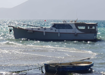 FOTOT/ Lëshoi sinjalin ‘SOS’, shpëtohet mjeti me dy persona në bord në Vlorë, pësoi avari në det