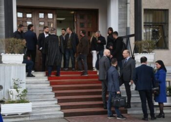 FOTO/ Demokratët ‘mbajnë frymën”! Nga salla e gjykatës, te dera e Apelit dhe selia e PD, palët presin vendimin për ‘vulën”