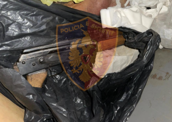 EMRI/ I dënuar për vrasje, 80-vjeçari në Mat kërcënon me armë një person pas konfliktit për pronën