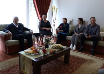 Berisha vizitë në familjen elbasanase: Duhet të mbidhte shpresë, por Basha ishte një zhgënjim i jashtëzakonshëm