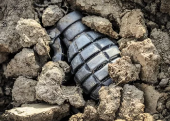 Po punonin tokën dhe hasën në një granatë, tre të plagosur në Prrenjas, detaje nga ngjarja