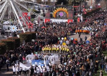 Festa e Ditës së Verës/ Mijëra qytetarë mbushin sheshet dhe rrugët e Elbasanit
