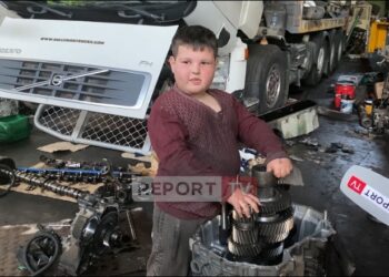 Trashëgimia e zanatit/ Eloen, 8-vjeçari nga Berati i pasionuar pas mekanikës, riparon kamionë