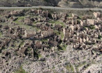 E pabesueshme, fshati historik në breg të digës “del në dritë” pas rënies së nivelit të ujit