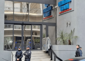 Aksidenti tragjik/ Alarm për bombë në godinën e kompanisë së trenave në Greqi