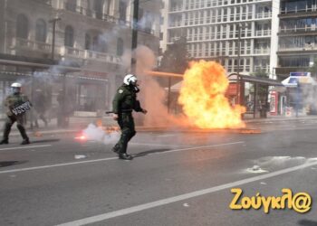 Protesta për tragjedinë në Larisa/ Qytetarët sulmojnë forcat e policisë me molotov, shkatërrojnë bizneset
