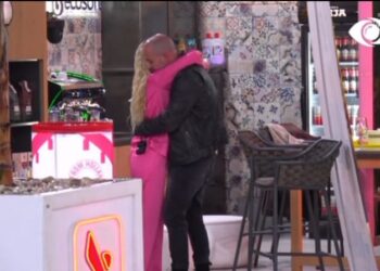 Pas hyrjes së Sabianit në shtëpi Kristi dhe Keisi më të rezervuar, puthen dhe përqafohen në ‘fshehtësi’