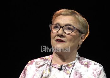 Burri e tradhton prej 12 vjetësh me ish-të dashurën, 60-vjeçarja: S’di të fle si gratë e botës