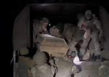 VIDEO/ Pamje rrëqethëse: Mercenarët ‘Wagner’, mbushin kamionin me trupat e pajetë të ushtarëve ukrainas