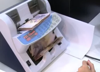 Rritja e pagave do të ketë pasoja? Ekspertët: Sjell shkurtime tek bizneset, nuk frenon infacionin