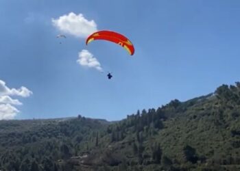 Spektakël parashutash në qytetin historik, 35 pilotë nga 7 shtete ‘fluturojnë’ në qiellin e Beratit