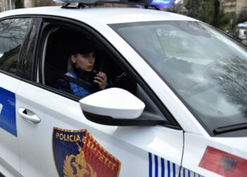 31-vjeçari rreh e kërcënon vëllain dhe dajën në Tiranë, kapet me dy armë zjarri