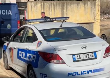 I morën paratë kambistit duke e kërcënuar me thikë, një i arrestuar dhe një tjetër në kërkim