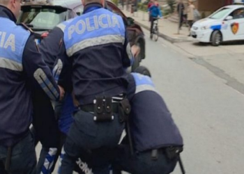 Emri/ I riu nga Tirana ‘nuk mban më’, godet me grusht efektivin e policisë, vihet në pranga