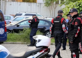 Ndjekje si në filma/ Lëvizte me kanabis, 35-vjeçari arratiset për t’i shpëtuar policisë, përplaset me një automjet