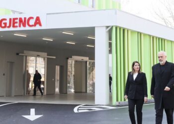 “Mjekëve do t’u paguhen orët shtesë”/ Rama-Manastirliu: Jo më ryshfet! Do marrë fund shprehja ‘këta të lënë të vdesësh po s’fute dorën në xhep’