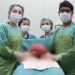 Shkoi në spital me fryrje e dhimbje barku, mjekët i heqin tumorin 3 kilogramë e 750 gramë