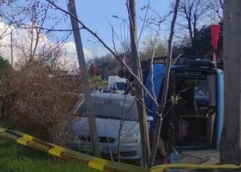 VIDEOLAJM/ Autobusi i kthyer përmbys, dalin pamjet nga aksidenti në Tiranë! 3 persona të plagosur