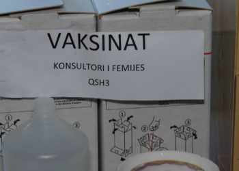 Prindërit refuzojnë të vaksinojnë fëmijët për fruthin, mjekët insistojnë të bindin nënat