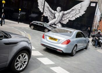 Trendi i ri për automjetet në Britani, ngjyra e re zëvendëson të zezën dhe të bardhën