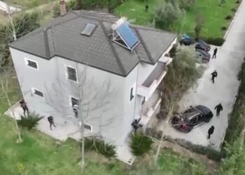 VIDEO/ Momenti kur vila luksoze ku kultivohej kanabis rrethohet nga forcat e policisë