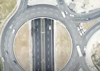 Skema 3D e aksidentit tragjik/ Si fluturoi ‘Audi’ nga mbikalimi i TEG-ut në autostradë