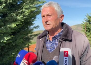 “Është e inskenuar”/ Plagosja e 60-vjeçares për konfliktin e pronës, flet babai i të akuzuarve: S’kanë gisht djemtë e mi