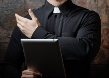 Prifti shkruan predikimin e tij në kishë me programin e inteligjencës artificiale, “rezultati, një mrekulli”