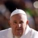 U shtrua në spital pas problemeve me rrugët e frymëmarrjes, ja gjendja e Papa Françeskut