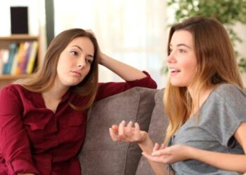 Të dëgjosh njerëz që gjithmonë ankohen, dëmton trurin