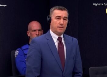 Avokati i Kadri Veselit: Dokumentet e hartuara në fund të 1998, kishin për synim që ta bënin më profesionale UÇK-në