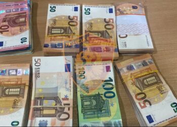 Tentoi të kalonte me mbi 41 mijë euro të padeklaruara në Kapshticë, 34 vjeçari merret në hetim