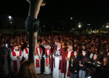 Kisha Katolike organizon për herë të parë procesionin e ‘Udhës së Kryqit’ në sheshin ‘Nënë Tereza’