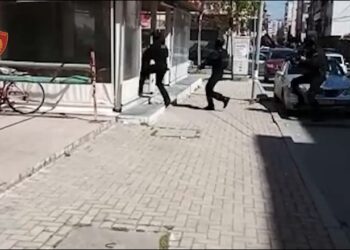 Shpërndanin drogë në Durrës\ Në pranga 8 persona, anëtarë të 2 grupeve kriminale! Sekuestrohen kokainë, makina luksoze dhe shuma parash