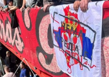 ‘Kosova është Serbi’, skandal në futbollin holandez, tifozët e Twentes bëjnë gjestin e shëmtuar