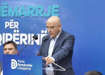Roland Bejko takim me banorët e Laprakës: Ta shpëtojmë nga duart e Ramës, Metës e Berishës