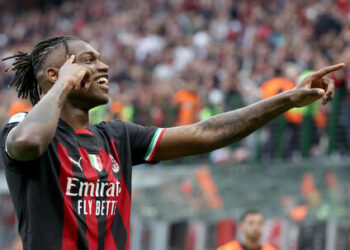 Milani kap zonën Champions, Leao shkëlqen me dopietë