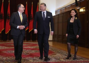 FOTOT/ Takimi mes presidentit Begaj dhe Escobar, i shoqëruar nga Kim, çfarë i bëri për të qeshur
